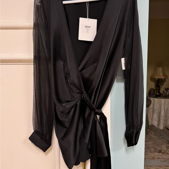 Diane Von Furstenberg Black Wrap Top size M  NWT - Picture 1 of 5